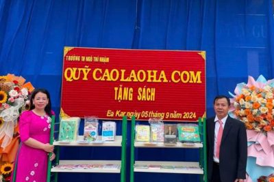 Trang tin Caolaoha.com: Trao tặng 185 cuốn sách cho Trường Tiểu Ngô Thì Nhậm